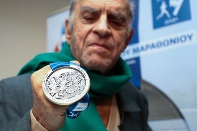 Ο Αλέκος Φασιανός με το πρώτο συλλεκτικό μετάλλιο του Αυθεντικού Μαραθωνίου, την μία όψη του οποίου φιλοτέχνησε