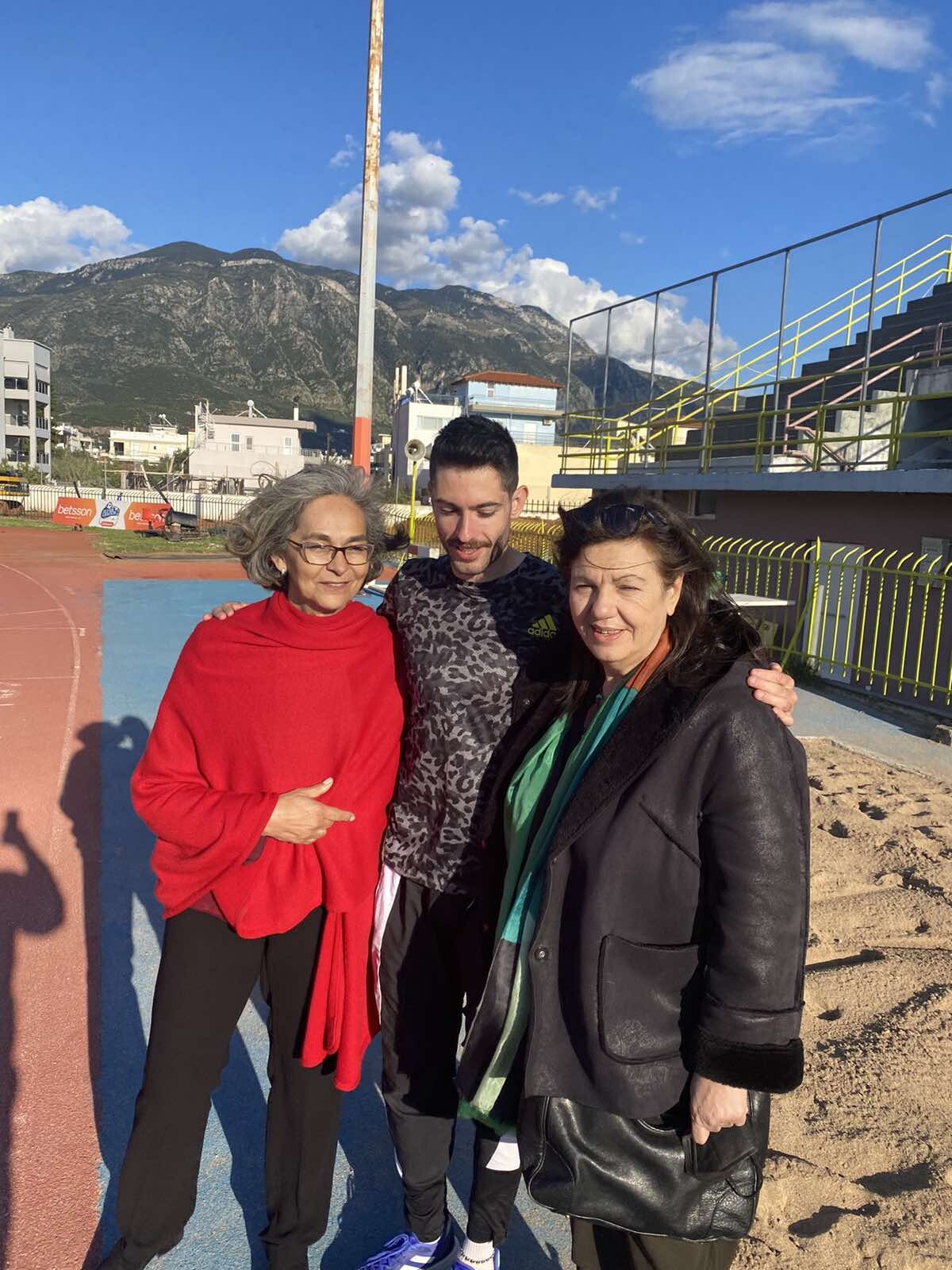 Η πρόεδρος του ΣΕΓΑΣ Σοφία Σακοράφα με τον ολυμπιονίκη του μήκους, Μίλτο Τεντόγλου και το μέλος της ΕΠΑΣ Λούλα Καρατζά