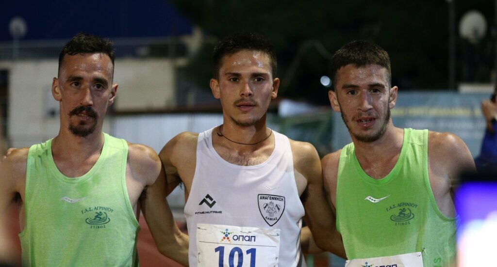O Κώστας Σταμούλης (αριστερά), μαζί με τον αδερφό του Νίκο (δεξιά) και τον Μάριο Αναγνώστου (κέντρο) από το Πανελλήνιο πρωτάθλημα 10.000 μέτρων